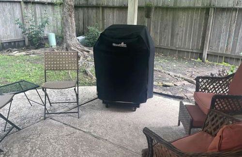 Lovely Woodlands home w/heated pool and spa! - Foto 46