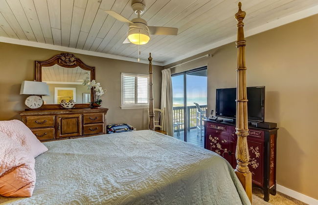 Newly Remodeled Oceanfront Condo with Salt Water Pool and Private Walkway to Beach by RedAwning - Foto 3