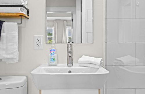 3BR 2BA Derby Home Walk to Churchill Free Parking - Foto 52