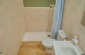 Stunning Home, AC, Beach, Backyard, 4 BR - Photo 27