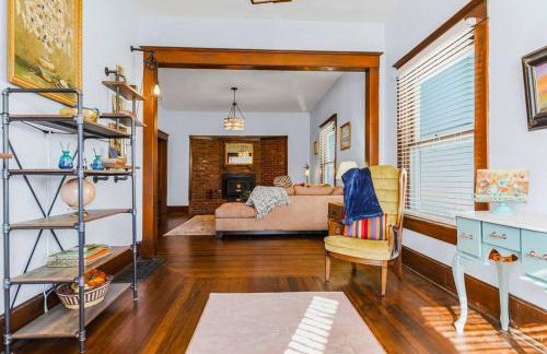 Historic Charm: Spacious 4BR Retreat Sleeps 11 - Holiday Home - Foto 8