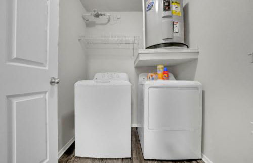 Serene 1BD Retreat - Pool, Gym & Free Parking! - Photo 13