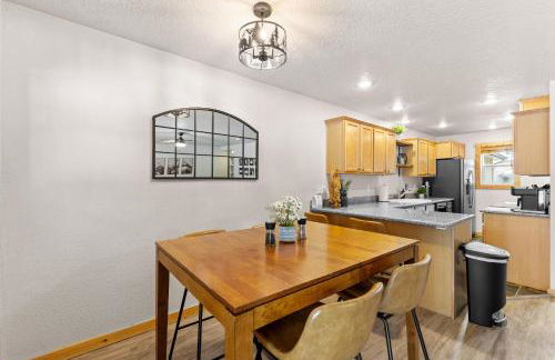 Grandmas Hideaway - walk to downtown, private hot tub, pet friendly with patio - Foto 10