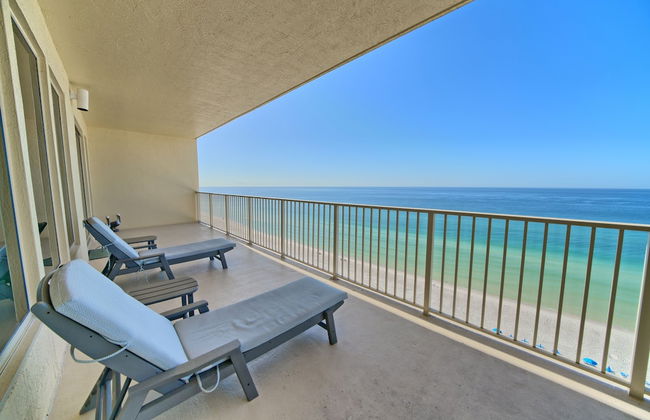 Luxurious Beachfront Condo with Beachside Pool Access and Free WiFi - Unit 1202 by RedAwning - Foto 35