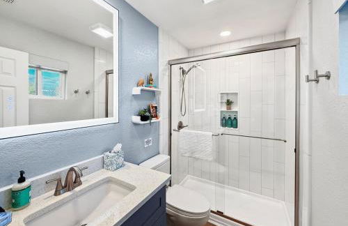 Modern 3BR Retreat with Fun Yard, Mini-Golf, Hot Tub & BBQ Dining Deck - Foto 14