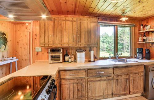 Pembine Cabin with Expansive Yard, Fire Pit and Grill! - Foto 9