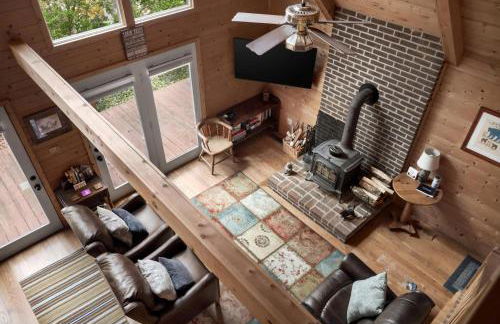 Loft Wood Stove Fire Pit Grill & Deck on Creek - Foto 11