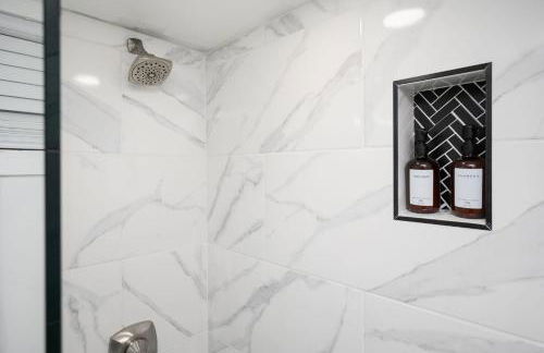 Chic 2-Bed Haven with Vibrant Décor in SE Atlanta - Foto 25