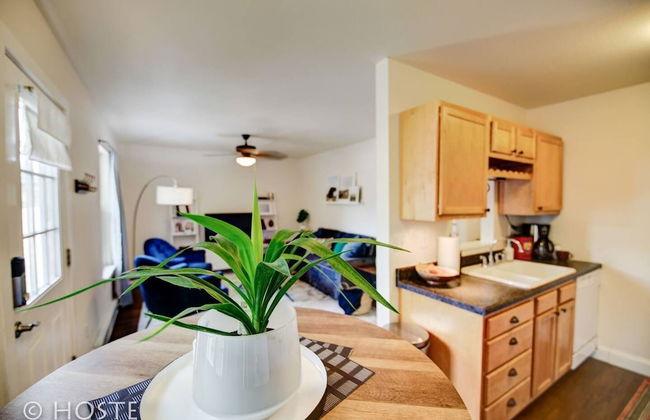 Romantic Getaway King Bed 1min to Restaurants! - Foto 9