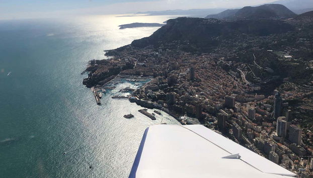 Volando sobre la costa de Cannes