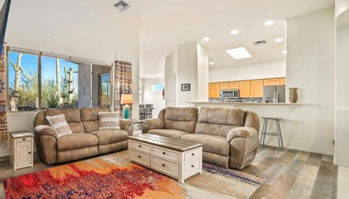 Remodeled modern beauty backs to open desert with mountain views & home theatre - Foto 4