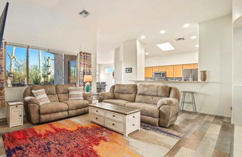 Remodeled modern beauty backs to open desert with mountain views & home theatre - Foto 4