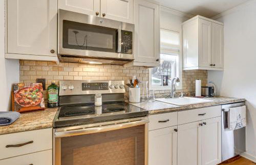 Walk to Lake Hopatcong Vibrant Home with Deck! - Foto 13