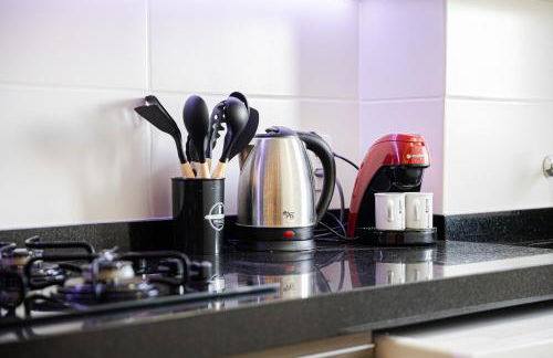 Aconchego e privacidade para sua família com 2 quartos, sala e cozinha integrados e sacada com churrasqueira - Foto 40