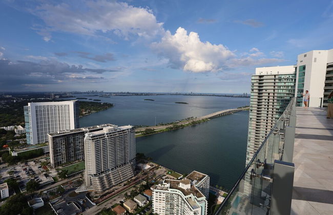 King Bed Full Service Apt - Photo 14