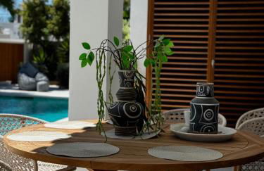 Marbella Bliss - Luxury 4-Bedroom VILLA with Garden, Private POOL & Jacuzzi, Marbesa near- 5 min to the Cabopino Beach - Photo 56