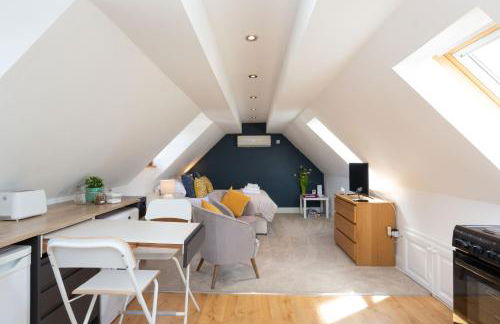 Stunning studio flat with dedicated private garden - Photo 1