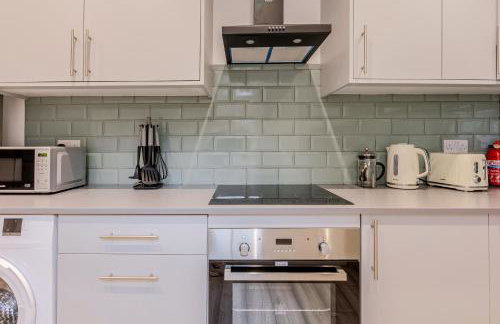 Immense Bright 5BR House near Kensington Olympia - Photo 14