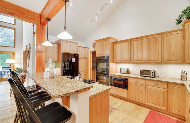 Elk Hollow by Avantstay Lakefront Chalet w/ Game Room & Fire Pit - Photo 15