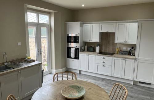 The Blue Cottage with luxurious Super King bed - Photo 15