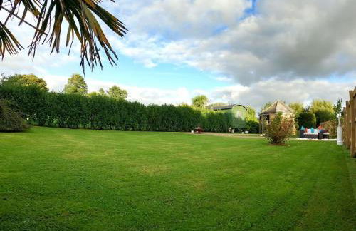 Romantic Retreat - Luxury Shepherds Hut + Hot Tub! - Foto 29