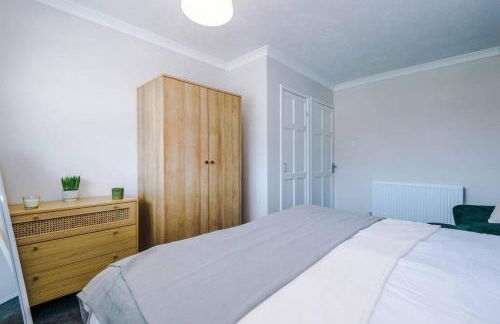 Cheerful 3 bedroom home with parking near Chester - Photo 4