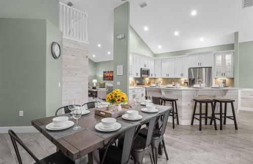 Brand NEW Modern Luxury wPrivate Pool Hot Tub BBQ Home Cinema 2 Miles to Disney - Foto 18