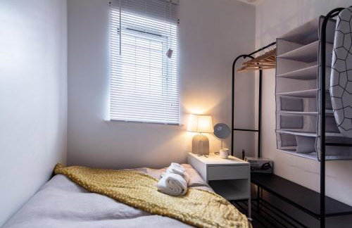 Comfortable 3-Bedroom House with Private Driveway in Bedford - Foto 14