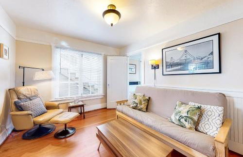 Steps to Sand Beach Hill Bungalow with Patio - Foto 5