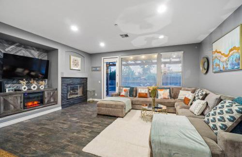 Entire Private Home with 5 Bedrooms 4 Bathrooms 3000 Sq ft Villa, Pool, Hot Tub, Nature, Garage, Winery, Available Now - Foto 8