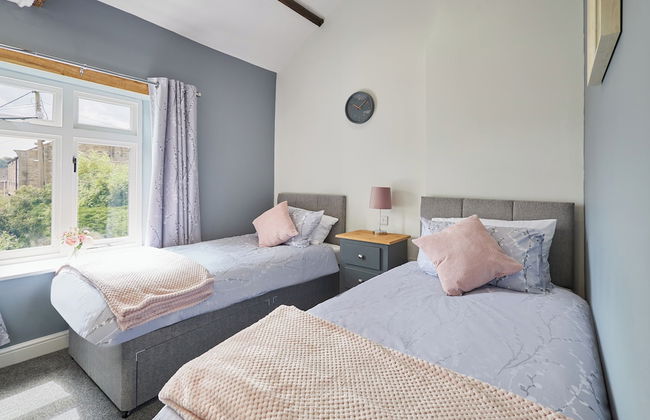 Host Stay Castle View Cottage - Photo 4