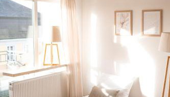 C4S COME4STAY Altötting - 3-Zi Whg I Zentrale Lage I Parkplatz I Balkon I WIFI I SmartTV I 1 Kingsize, 1 Queensize Bett I Office Arbeitsplatz I Wohnbereich mit Couch und Essbereich I voll ausgestattete Küche I Nespresso - Foto 4