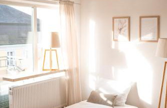 C4S COME4STAY Altötting - 3-Zi Whg I Zentrale Lage I Parkplatz I Balkon I WIFI I SmartTV I 1 Kingsize, 1 Queensize Bett I Office Arbeitsplatz I Wohnbereich mit Couch und Essbereich I voll ausgestattete Küche I Nespresso - Foto 4