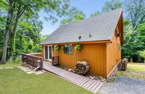 Quaint Loft Cabin w Hot Tub, FirePit, Deck & Grill - Foto 33