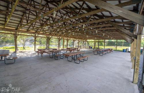 Evergreen Escape Hot Tub Firepit Resort Pool - Foto 56