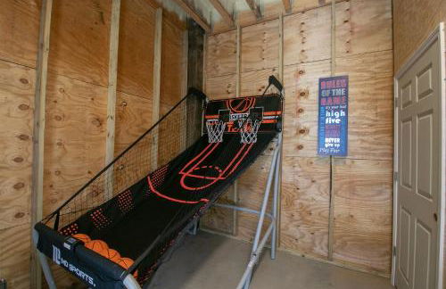 Steps Away from Cruisin' the Coast , Gulfport 2BR, Game Room, and Free Parking - Foto 30