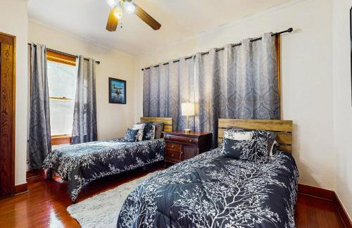 Walkable 1900s Home with Porch in Downtown Buda - Foto 15