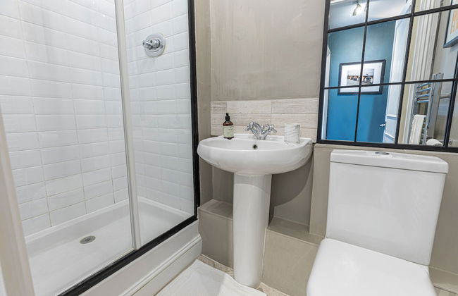 JOIVY Stylish 2-bed Flat w/ Terrace Near Battersea Park - Foto 5