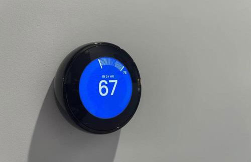 Adorable 2BR-2BA House with EV & Free Parking and Family Friendly in Los Angeles - Photo 53