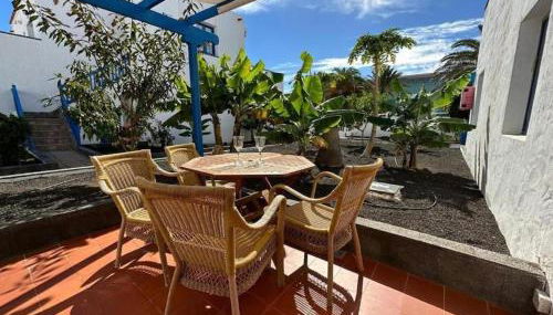 Sunny home in the center near the beach - Photo 3