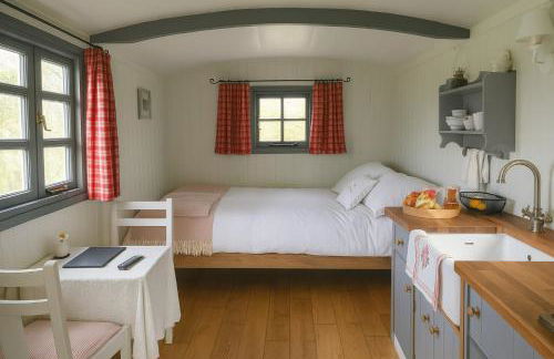 1 Bed Shepherds Hut - Sleeps 2 -wood Fired Hot Tub - Foto 5