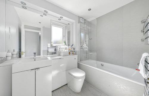 Spacious and Elegant Home with a Beautiful Garden - Foto 12