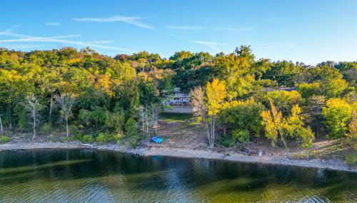 Lakefront Gem with Screened Porch and Game Room! - Foto 3