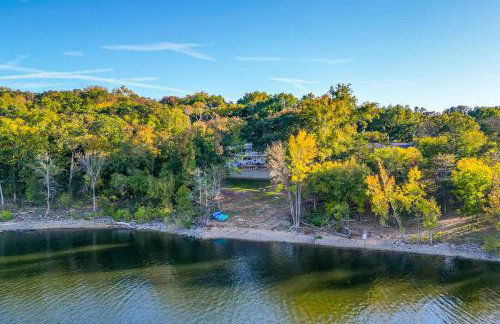 Lakefront Gem with Screened Porch and Game Room! - Foto 3