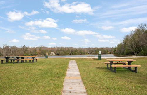 Relaxing Pocono Stay Near Lake with Hot Tub & BBQ - Foto 53