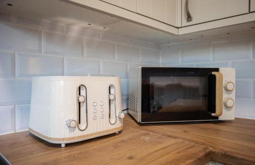 Doctors Lane- Modern 3 Bedroom Contractor Family House With Parking - Photo 13