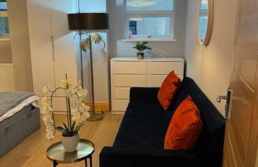 West Midlands-2 Double Bed Room Apartment - Photo 4