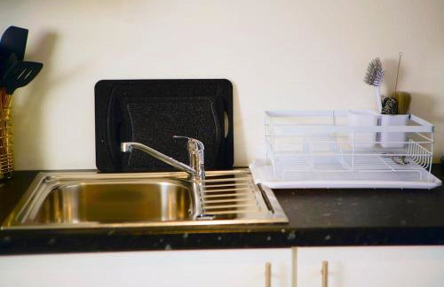 Perfect 1 Bed Apartment Sleeps 5 1 Kingsize bed 1 double Sofabed & Foldable Single bed Free Parking Wifi good transport network shopping Holiday Makers Families Contractors in North London - Photo 41