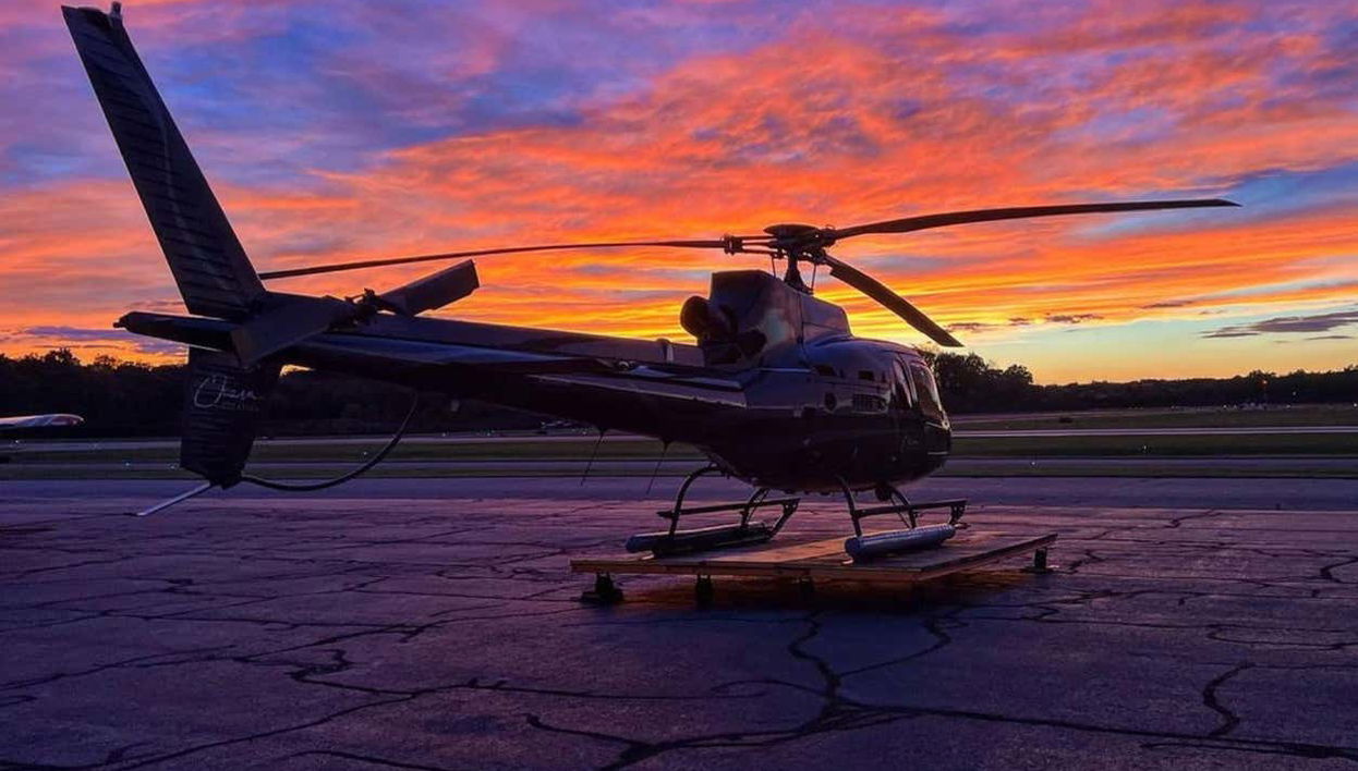 Helicóptero con el atardecer de fondo