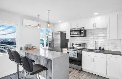 Waterfront Studio 2, Couples Oasis, Kayaks, Pool - Photo 3